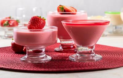 Receita de Nuvem de Morango, fácil e deliciosa, feita com NESTLÉ Creme de Leite, Leite MOÇA, Leite Líquido NINHO Forti+ Integral, coco ralado, Leite NINHO em Pó Integral e morangos frescos, servido em taças com morangos decorando Receita de Nuvem de Morango, fácil e deliciosa, feita com NESTLÉ Creme de Leite, Leite MOÇA, Leite Líquido NINHO Forti+ Integral, coco ralado, Leite NINHO em Pó Integral e morangos frescos, servido em taças com morangos decorando