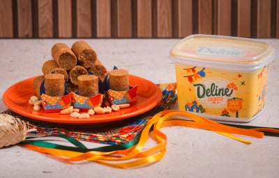 Paçocas de amendoim caseiras em prato com amendoins e margarina Deline, estilo festa junina