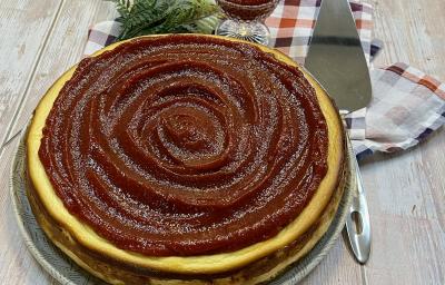 Foto da Receita de Torta de Ricota com Goiabada. Observa-se uma torta inteira com uma espátula prateada ao lado direito em cima de uma tábua de madeira clara. Foto da Receita de Torta de Ricota com Goiabada. Observa-se uma torta inteira com uma espátula prateada ao lado direito em cima de uma tábua de madeira clara.