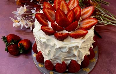 Receita de Bolo Confeitado com Chantininho. Observa-se um bolo alto coberto com chantinho e decorado com morangos. Receita de Bolo Confeitado com Chantininho. Observa-se um bolo alto coberto com chantinho e decorado com morangos.