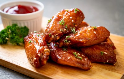 Asa de frango crocante com mel, prática, agridoce e perfeita para petiscos e refeições informais.