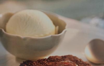 Foto da receita de Bolo Quente com Geleia da consumidora Caroline Lima. Observa-se um bolo baixo de chocolate com calda brilhosa por cima e, atrás, em um pote de cerâmica, uma bola de sorvete de creme. Foto da receita de Bolo Quente com Geleia da consumidora Caroline Lima. Observa-se um bolo baixo de chocolate com calda brilhosa por cima e, atrás, em um pote de cerâmica, uma bola de sorvete de creme.
