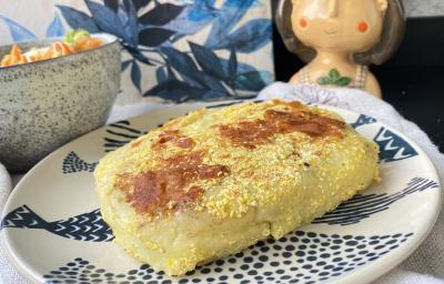Imagem da receita Almoço rápido em 15min, em um prato branco com detalhes azuis, sobre uma mesa