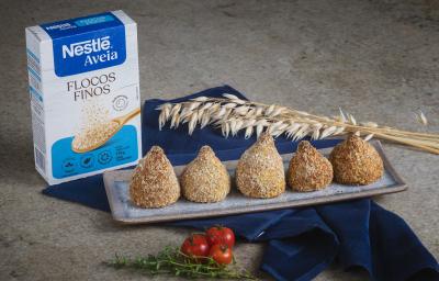 Foto da Receita de Coxinha da Batata Doce com Nestlé Aveia Flocos Finos, servidas em um prato cinza retangular, ao todo são 5, numa bancada de pedra com um tecido azul escuro, uma caixa de nestlé aveia flocos finos. Foto da Receita de Coxinha da Batata Doce com Nestlé Aveia Flocos Finos, servidas em um prato cinza retangular, ao todo são 5, numa bancada de pedra com um tecido azul escuro, uma caixa de nestlé aveia flocos finos.
