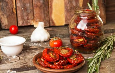Fotografia em tons de marrom com um pote de vidro ao centro. Dentro do pote existe uma receita de tomate seco feita na Air Fryer Fotografia em tons de marrom com um pote de vidro ao centro. Dentro do pote existe uma receita de tomate seco feita na Air Fryer