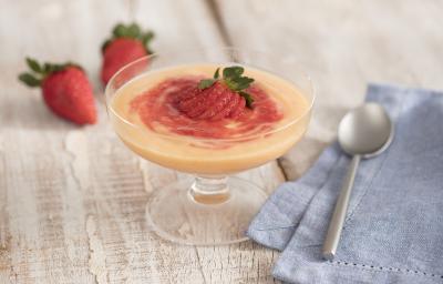 fotografia em tons de cinza e vermelho de uma bancada cinza vista de frente. Contém uma taça transparente com o creme dentro e um morango por cima para decorar, ao lado um pano azul e uma colher para servir e ao fundo dois morangos. fotografia em tons de cinza e vermelho de uma bancada cinza vista de frente. Contém uma taça transparente com o creme dentro e um morango por cima para decorar, ao lado um pano azul e uma colher para servir e ao fundo dois morangos.