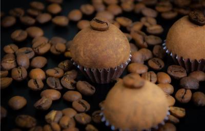 Bolinhas de brigadeiro de café enrolado no cacau e decorado com grão de café na forminha marrom