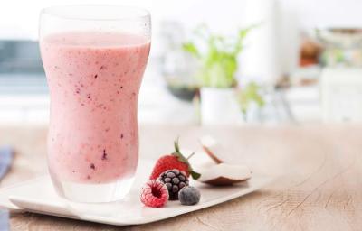 fotografia e tons de rosa e branco de uma bancada bege vista de frente, contém um copo transparente com a bebida de frutas vermelhas e ao lado contém frutas vermelhas. fotografia e tons de rosa e branco de uma bancada bege vista de frente, contém um copo transparente com a bebida de frutas vermelhas e ao lado contém frutas vermelhas.