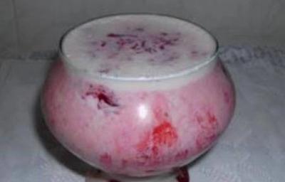 Fotografia de uma taca grande decorativa com umsa sobremesa de gelatina de coco. Fotografia de uma taca grande decorativa com umsa sobremesa de gelatina de coco.