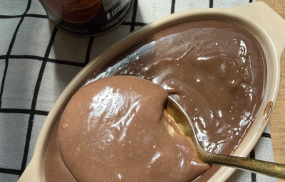 Fotografia em tons claros de uma travessa com brigadeiro cremoso de NESCAU Protein