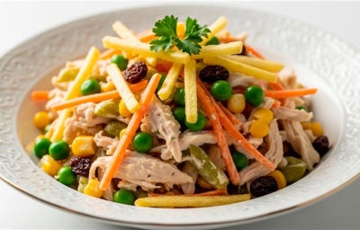 Fotografia em tons de amarelo com um prato branco ao centro e salpicao dentro