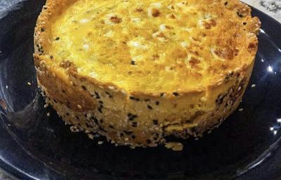 Imagem da receita de Quiche de alho poró nutritiva, em um prato preto, sobre uma mesa Imagem da receita de Quiche de alho poró nutritiva, em um prato preto, sobre uma mesa