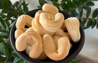 Fotografia de biscoitos de queijo assados em um recipiente preto fundo e médio. Fotografia de biscoitos de queijo assados em um recipiente preto fundo e médio.