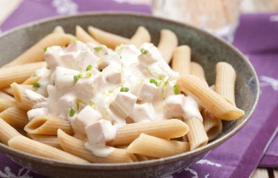 Fotografia em tons de roxo em uma mesa de madeira com um jogo americano roxo e um prato marrom fundo apoiado sobre ele com o penne com molho de limão dentro dele. Fotografia em tons de roxo em uma mesa de madeira com um jogo americano roxo e um prato marrom fundo apoiado sobre ele com o penne com molho de limão dentro dele.