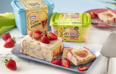 Imagem da receita de Torta Duo com Sorvetes Nestlé e Morangos, sobre um prato no tom azul claro, decorada com pedaços de morango, sobre uma bancada clara. Além disso há dois potes de Sorvetes Nestlé, um azul no sabor creme e um verde no sabor morango