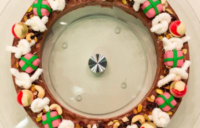 Foto da Receita de Guirlanda de Chocolate diferente e deliciosa feita com uma base de chocolate, bolas de natal bombons, laço de marshmallow e bombons fudge presentes de natal Foto da Receita de Guirlanda de Chocolate diferente e deliciosa feita com uma base de chocolate, bolas de natal bombons, laço de marshmallow e bombons fudge presentes de natal