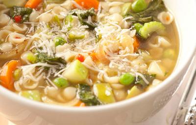 foto tirada de um recipiente branco e redondo com a sopa que contém pedaços de cenoura e chuchu. foto tirada de um recipiente branco e redondo com a sopa que contém pedaços de cenoura e chuchu.