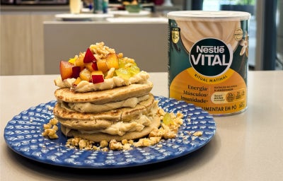 Panquecas de aveia com creme de baunilha e NESTLÉ Vital, macias, nutritivas e ideais para qualquer momento.