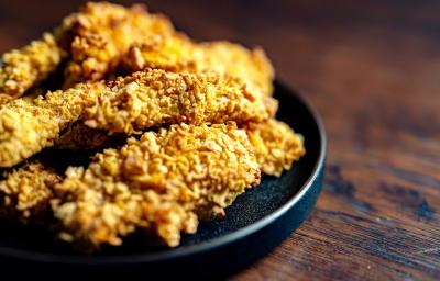 Fotografia de uns peitos de frango empanados e crocantes, parte de uma receita de sambiquira. Fotografia de uns peitos de frango empanados e crocantes, parte de uma receita de sambiquira.