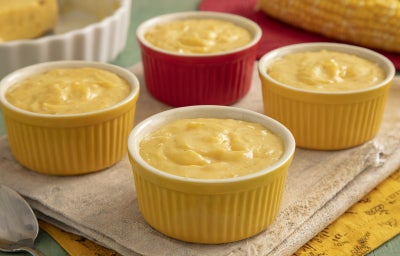 imagem mostra potes individuais com curau cremoso de milho em tom amarelo claro.