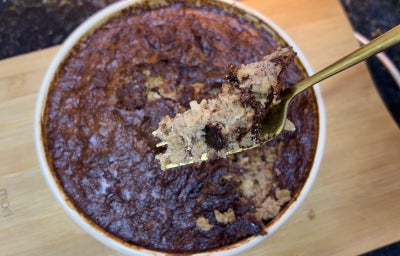 Mingau de aveia com gotas de chocolate assado na airfryer