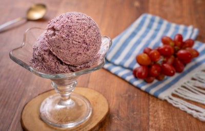 Sorvete de uva cremoso com NUTREN Control, refrescante, leve e fácil de preparar.