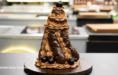 Sobremesa de chocolate com cobertura cremosa, ganache e cerejas. Receita sofisticada perfeita para ocasiões especiais.