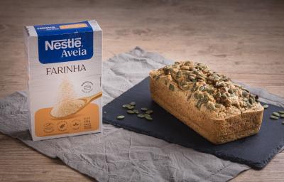 Foto da receita de pão de minuto na airfryer com farinha de aveia servida sobre uma base de pedra preta em cima de um pano cinza Foto da receita de pão de minuto na airfryer com farinha de aveia servida sobre uma base de pedra preta em cima de um pano cinza