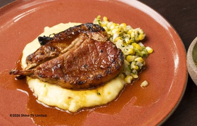 O Churrasco Centro-Oeste com Carré de Javali, Mandioca e Farofa de Milho é uma preparação intensa e cheia de personalidade.