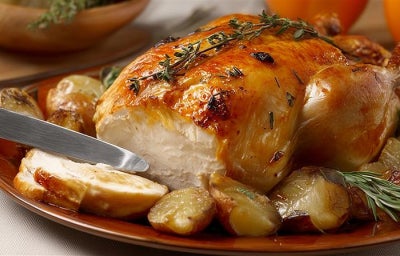 Fotografia em tons de marrom com um prato ao meio e o chester em cima dele.