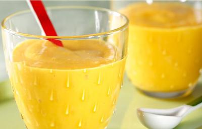 fotografia em tons de amarelo tirada de dois copos transparentes que contém o creme de manga fotografia em tons de amarelo tirada de dois copos transparentes que contém o creme de manga