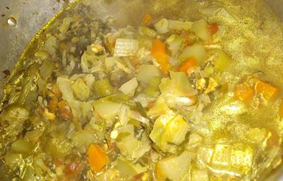 Fotografia de uma panela de alumínio grande com uma sopa de legumes variados. Fotografia de uma panela de alumínio grande com uma sopa de legumes variados.