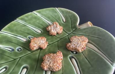 Imagem da receita de Biscoito de Banana e Gergelim em um recipiente de vidro em formato de folha verde