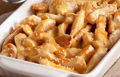 foto tirada de uma travessa branca com pedaços de frango foto tirada de uma travessa branca com pedaços de frango