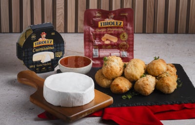 Arancini de parmesão com recheio cremoso de brie, crocante por fora, macio por dentro e perfeito para ocasiões especiais.