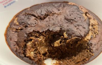 Imagem da receita de Bolinho de Doce de Leite com Aveia em um recipiente branco Imagem da receita de Bolinho de Doce de Leite com Aveia em um recipiente branco
