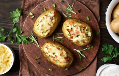 Três batatas recheadas com salsinhas salpicadas