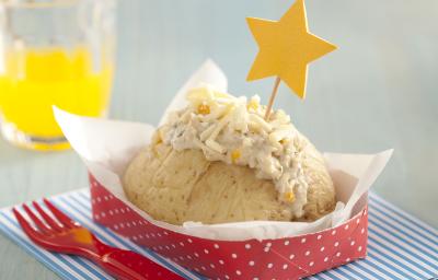 foto em tons de azul, branco e vermelho tirada de um pano listrado em tons de azul e branco. Contém um recipiente vermelho com bolinhas brancas com uma batata e creme de frango por cima e ao lado um garfo para servir foto em tons de azul, branco e vermelho tirada de um pano listrado em tons de azul e branco. Contém um recipiente vermelho com bolinhas brancas com uma batata e creme de frango por cima e ao lado um garfo para servir