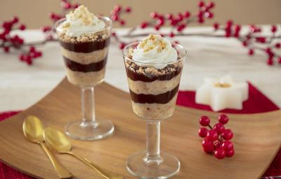 Fotografia de taças individuais mostrano camadas de creme de paçoca, chocolate e no topo chantilly com pedaços de paçoca triturado. Fotografia de taças individuais mostrano camadas de creme de paçoca, chocolate e no topo chantilly com pedaços de paçoca triturado.