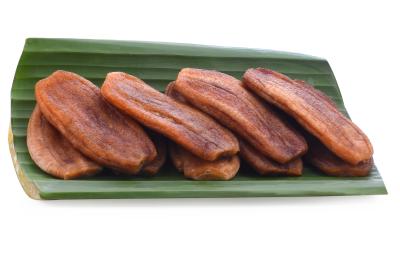Foto da receita de banana passa. Observa-se uma folha de bananeira com 9 bananas passas em cima. Foto da receita de banana passa. Observa-se uma folha de bananeira com 9 bananas passas em cima.