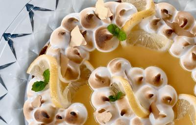 Receitas de Tartelete de Limão Siciliano, deliciosa e clássica, feita com Biscoito TOSTINES Especiaria, Leite MOÇA, NESTLÉ Creme de Leite, um curd de limão siciliano e decorada com merengue suíço Receitas de Tartelete de Limão Siciliano, deliciosa e clássica, feita com Biscoito TOSTINES Especiaria, Leite MOÇA, NESTLÉ Creme de Leite, um curd de limão siciliano e decorada com merengue suíço