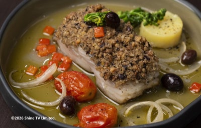 Posta de bacalhau confitado no azeite com crosta de azeitonas, tomates-cereja, batata e brócolis