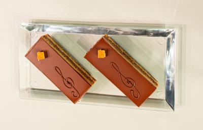 Foto vista de cima da receita de bolo ópera, lindíssimo, decorado com o desenho de uma clave musical feita com chocolate