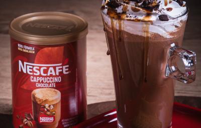 Foto da receita de cappuccino crocante servida em uma caneca alta de vidro sobre uma mesa de madeira Foto da receita de cappuccino crocante servida em uma caneca alta de vidro sobre uma mesa de madeira