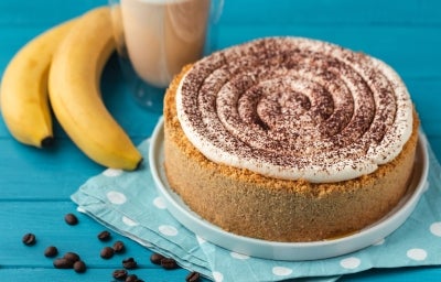 Em cima de uma mesa, banoffe com massa crocante, decorado com chantily e canela em pó. Em cima de uma mesa, banoffe com massa crocante, decorado com chantily e canela em pó.