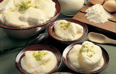 em quatro recipientes contém os Ovos Nevados. Ao lado uma tabua com quatro ovos, farinha e uma jarra de leite em quatro recipientes contém os Ovos Nevados. Ao lado uma tabua com quatro ovos, farinha e uma jarra de leite