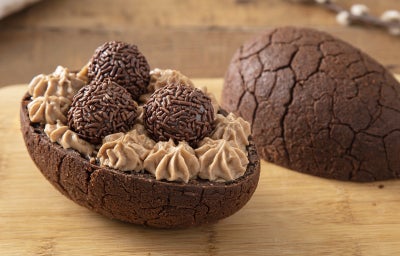 Casca de brownie moldada em formato de ovo, perfeita para recheios.