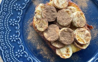Imagem da receita de Pão de Banana Toast, em um prato azul Imagem da receita de Pão de Banana Toast, em um prato azul