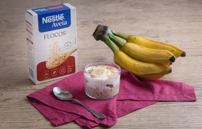 Foto da receita de surpresa de banana feita com Nestlé Aveia flocos sobre um pano cor de rosa em cima de uma mesa de madeira Foto da receita de surpresa de banana feita com Nestlé Aveia flocos sobre um pano cor de rosa em cima de uma mesa de madeira