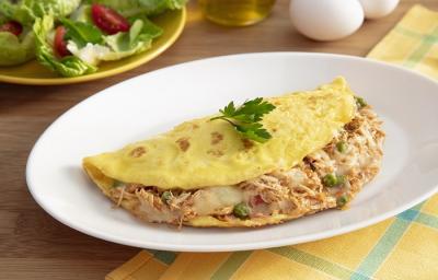 Foto da Receita de Omelete com Sobras de Frango. Observa-se uma omelete recheada com frango em um prato branco. Foto da Receita de Omelete com Sobras de Frango. Observa-se uma omelete recheada com frango em um prato branco.